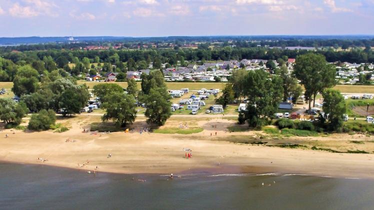Der Campingplatz Stover Strand liegt idyllisch an der Elbe gelegen. 