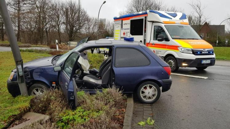 Bei einem Autounfall im Lingener Ortsteil Holthausen-Biene ist am Mittwoch der 23-jährige Beifahrer eines Ford Fiesta schwer verletzt worden.
