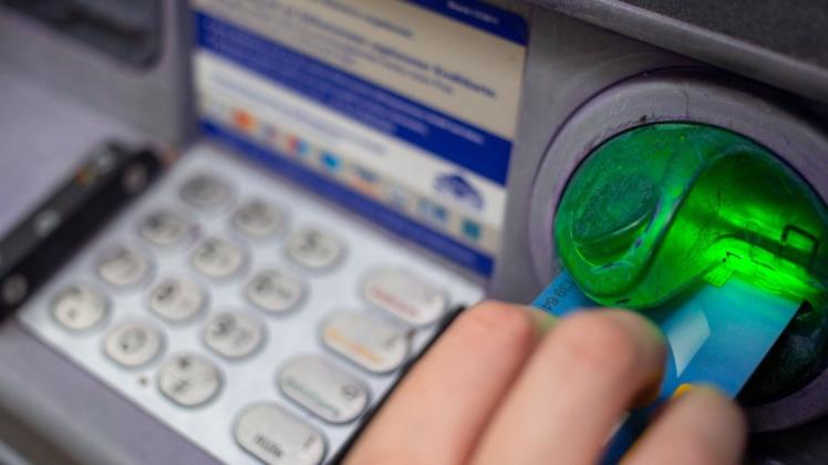 In Hagenow und Parchim haben Kriminelle sich an Geldautomaten der Postbank zu schaffen gemacht. Die Polizei ermittelt und warnt vor sogenanntem Skimming.