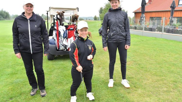 Wenn Golfspielerin Jennie Sräga (M.) zu Golf-Turnieren reist, dann sind oft Mutter Sonja (l.) und Schwester Stefanie dabei.
