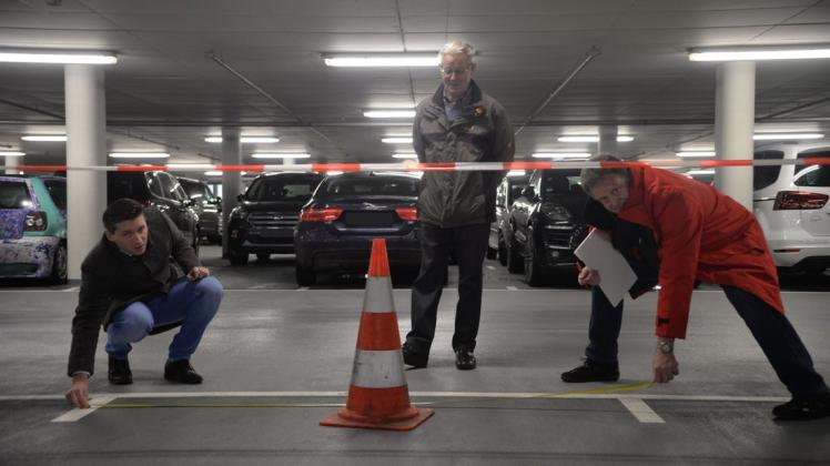 Andreas Kröger (links) und Matthias Cordts vermessen die Breite der Stellflächen in der Tiefgarage am Bonifatius-Hospital. Gespannt wartet Werner Brink auf das Ergebnis. Foto: Wilfried Roggendorf