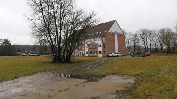 Noch steht das Gebäude der Wittenburger Amtsverwaltung einsam in der Molkereistraße, das soll sich bald ändern. Hier könnten bald moderne Wohnhäuser stehen.