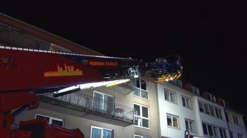 Die Feuerwehr evakuiert ein Mehrparteienhaus im Osnabrücker Stadtteil Gartlage. In der Nacht zu Dienstag ist dort ein Feuer im dritten Obergeschoss ausgebrochen.