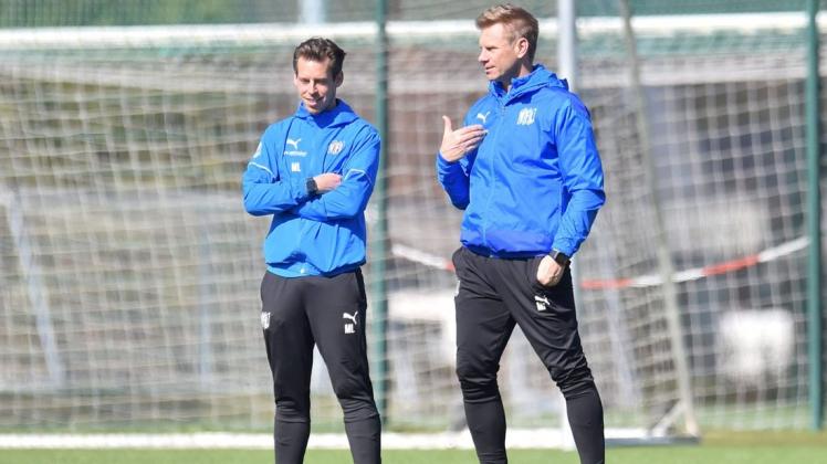 Im Gespräch: VfL-Cheftrainer Markus Feldhoff (rechts) und Athletiktrainer Maximilian Lankheit.