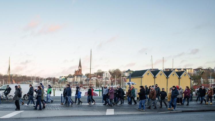 "Spaziergang" gegen die Impfpflicht: Demonstranten in Flensburg.