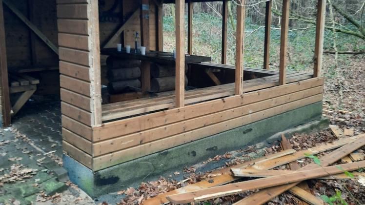 180cd1fbc0a56df1079dfed29e17a8f5.jpeg Schwer beschädigt worden ist diese Hütte.