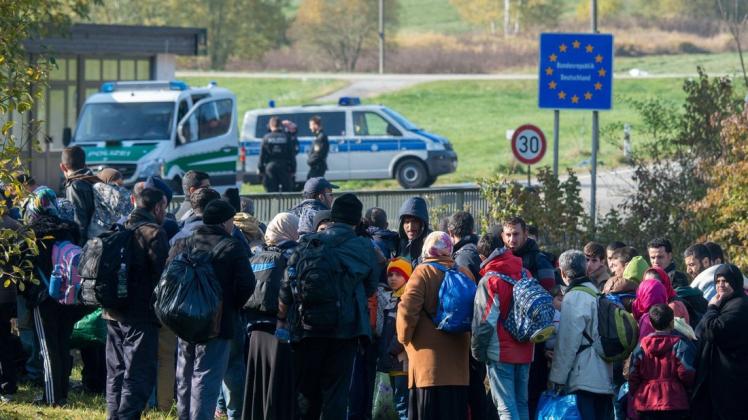 Flüchtlinge im Herbst 2015 an der deutsch-österreichischen Grenze. Der niedersächsische CDU-Politiker Uwe Schünemann sagt, viele von denen, die damals ins Land kamen, sind bis heute nicht gut integriert. Er will das mit einem Integrationsgesetz ändern.