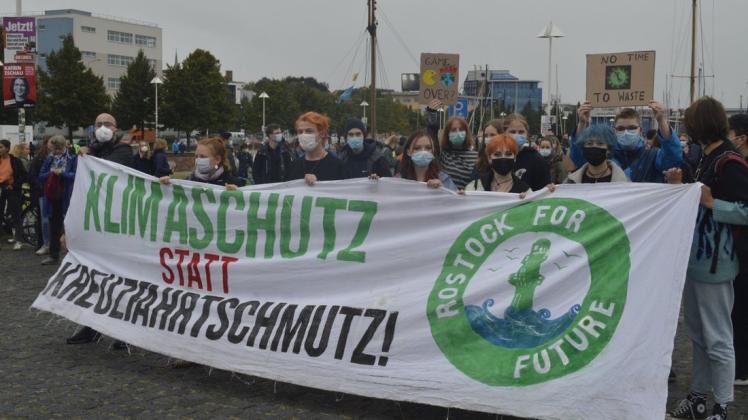 Rostock for future rief zum globalen Klimastreik auf der Haedgehalbinsel auf. Anschließend zogen die Demonstrierenden durch die Rostocker Innenstadt.