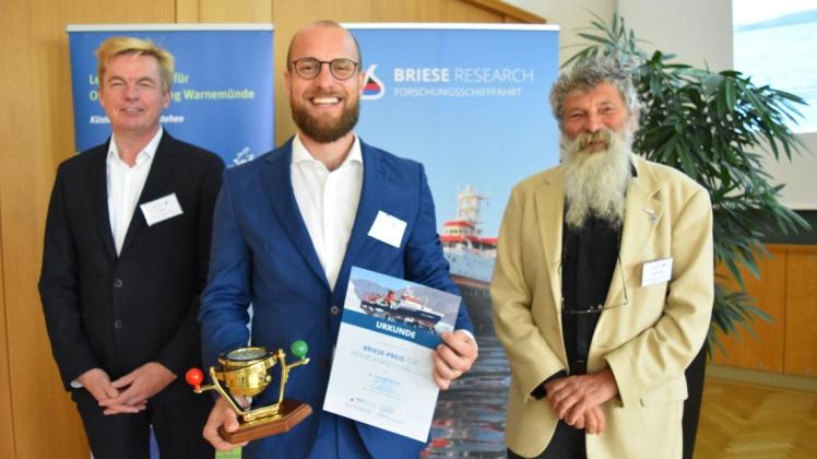 Strahlt über die hochrangige wissenschaftliche Auszeichnung mit dem Briese-Preis für Ostseeforschung: Dr. Christoph Böttner (Mitte) mit dem Preisstifter Klaus Küpers von der Briese-Reederei (l.) und Ulrich Bathmann, Chef des Leibniz-Institutes für Ostseeforschung. Strahlt über die hochrangige wissenschaftliche Auszeichnung mit dem Briese-Preis für Ostseeforschung: Dr. Christoph Böttner (Mitte) mit dem Preisstifter Klaus Küpers von der Briese-Reederei (l.) und Ulrich Bathmann, Chef des Leibniz-Institutes für Ostseeforschung.
