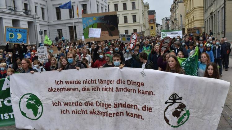Klimastreik in Schwerin: Mehr als 500 Demonstranten ziehen vom Bahnhof zur Staatskanzlei und weiter durch die Stadt.