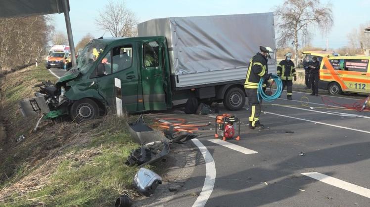 Ein Transporter mit vier Insassen ist am späten Montagnachmittag im Elsflether Ortsteil Oberhammelwarden gegen ein Verkehrsschild geprallt.