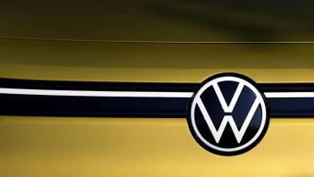 Das Volkswagen-Logo auf einem VW ID.4 SUV Elektroauto.