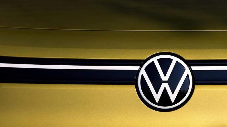 Das Volkswagen-Logo auf einem VW ID.4 SUV Elektroauto.