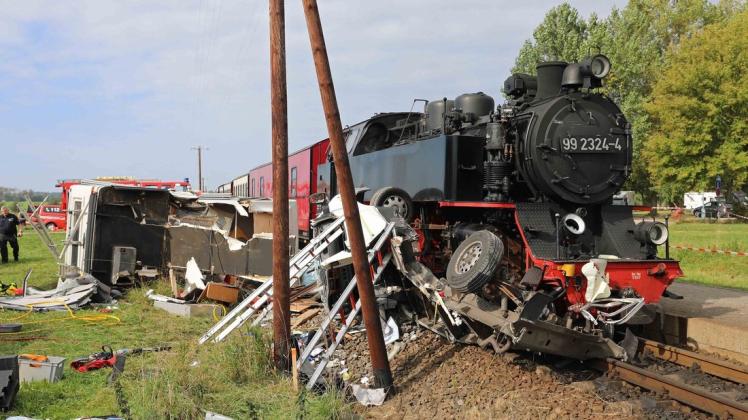 An einem unbeschrankten Bahnübergang in Klein Bollhagen in der Nähe von Kühlungsborn (Kreis Rostock) hat sich am Sonntagvormittag ein tragisches Unglück ereignet.