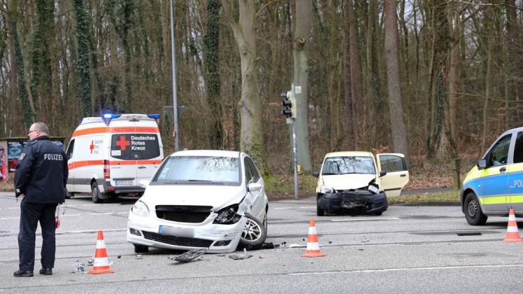 Zwei Fahrzeuge sind auf Tessiner Straße in Rostock zusammengestoßen. Einer von beiden hatte rot.