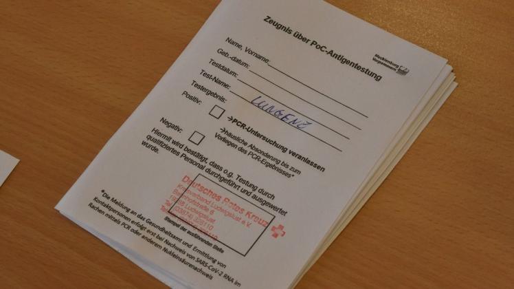 Für dieses Stück Papier stehen die Menschen im Landkreis Ludwigslust-Parchim derzeit Schlange. Sie berichten von einer dreistündigen Wartezeit an den Testzentren.