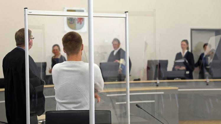 Ein 33-jähriger Rostocker, der in mehrere Einfamilienhäuser und Wohnungen eingebrochen war, hat am Dienstag vor dem Rostocker Landgericht ein vollumfängliches Geständnis abgelegt.
