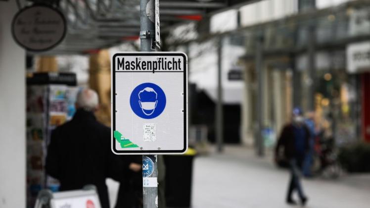 In der Osnabrücker Innenstadt reicht unter freiem Himmel ab sofort nicht mehr eine Mund-Nasen-Bedeckung. Ab sofort muss jeder Besucher eine medizinische Maske tragen – dies gilt auch für Spielplätze und im Skatepark. (Archivfoto)