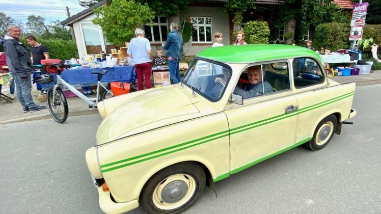 Beim Straßenflohmarkt in Krembz sorgte der Gadebuscher Heinz Balkau mit diesem 58 Jahre alten Trabant für Aufsehen.