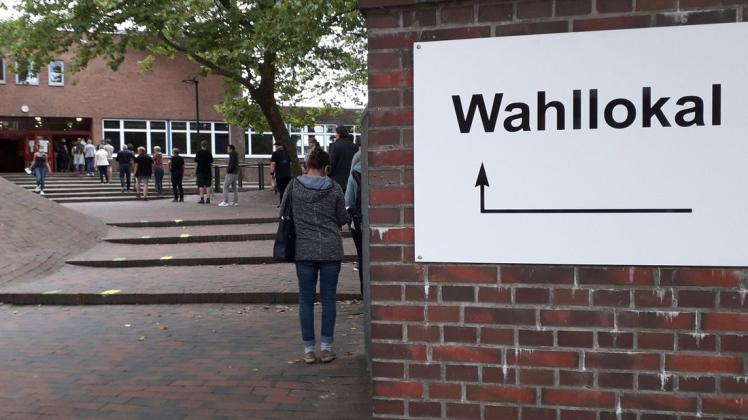 17 Uhr: Lange Schlange vor dem Wahllokal im Helene-Lange-Gymnasium in Rendsburg.