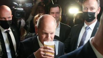 SPD-Kanzlerkandidat Olaf Scholz tut es vielen seiner Parteifreunde gleich und trinkt am Wahlabend ein Bier.