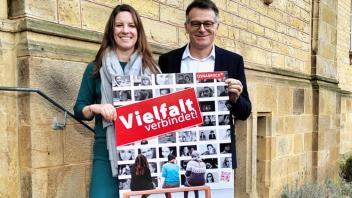 Ann-Christine Wöhler (Prokuristin) und Tobias Pischel de Ascensao (Geschäftsführer) präsentieren das neue Programmheft der Volkshochschule Osnabrück für das Frühjahr 2022.