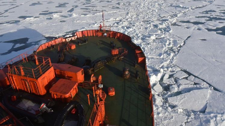 Immer dünner, immer weniger: Das Polareis schmilzt von Jahr zu Jahr mehr. Sind die arktischen Seewege bald schon ganzjährig schiffbar?