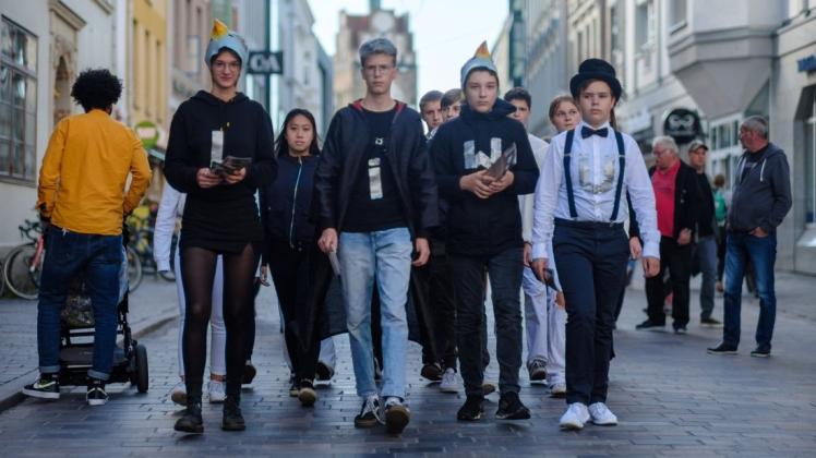 Die Schüler der Jenaplanschule zogen mit ihrer stillen Protestaktion durch die Rostocker Innenstadt. Auf ihrer Kleidung steht Liwu, die Abkürzung für das Lichtspieltheater Wundervoll.
