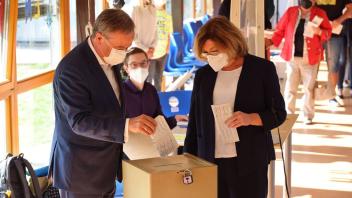 Armin Laschet und Ehefrau Susanne wählen in ihrem Wahllokal in Aachen in Nordrhein-Westfalen.