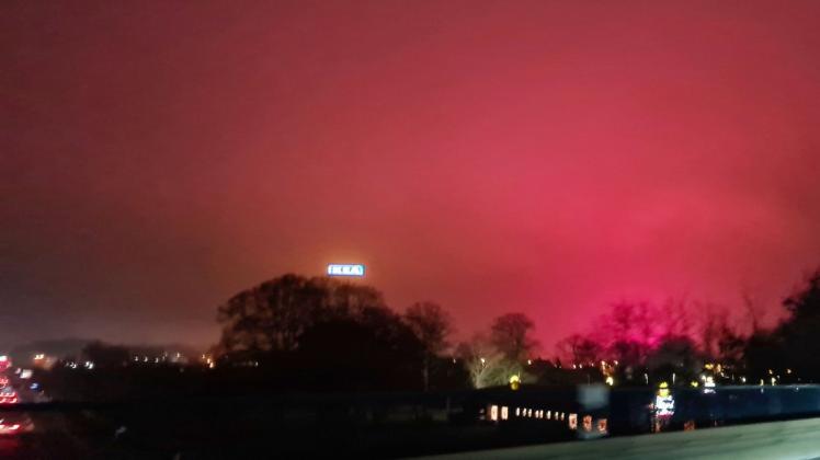 "Leider sehr hell" findet der Astronom Andreas Hänel die pinkfarbene Werbetafel bei Ikea (rechts). Auch das beleuchtete Markenlogo auf dem Stahlmast (Mitte) müsste nach seiner Ansicht heruntergedimmt werden.