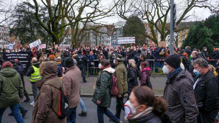 Schweigend begegneten sich am Samstag die Impfbefürworter und Impfgegner (im Vordergrund) am Willy-Brandt-Platz in Osnabrück. Die Konfrontation soll an einem Runde Tisch überwunden werden, sagen 52 Osnabrücker.