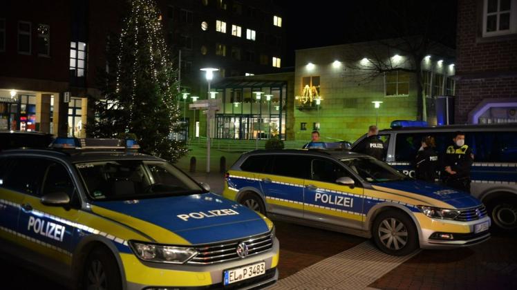 Die Polizei stellte Anzeigen wegen Ordnungswidrigkeiten sowohl gegen Teilnehmer eines "Spaziergangs" von Gegnern der Corona-Maßnahmen als auch gegen Robert Koop als Veranstalter einer Mahnwache zum Gedenken der Corona-Toten in Lingen. Die Polizei stellte Anzeigen wegen Ordnungswidrigkeiten sowohl gegen Teilnehmer eines "Spaziergangs" von Gegnern der Corona-Maßnahmen als auch gegen Robert Koop als Veranstalter einer Mahnwache zum Gedenken der Corona-Toten in Lingen.