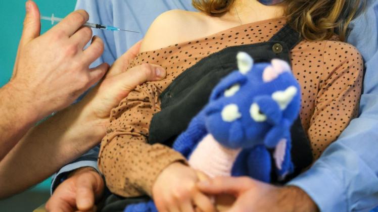 Ein Kinderarzt impft ein siebenjähriges Mädchen gegen das Coronavirus. Im Emsland stehen zeitnah weitere Impfaktionen der mobilen Teams an.