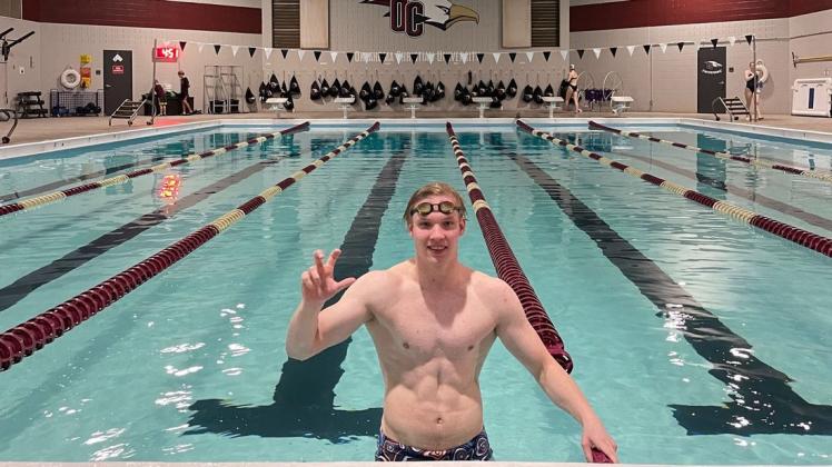 Felix Berling in der Schwimmhalle der Oklahoma Christian University.