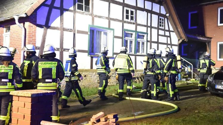 Die Freiwillige Feuerwehr ist am Sonntagabend zu einem Wohnungsbrand an der Schachselstraße angerückt. Dabei wurden offenbar auch Personen verletzt.