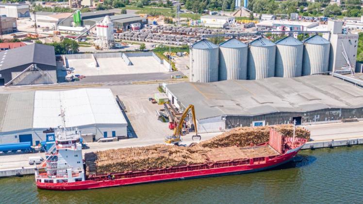 Im Jahr 2021 hat der Umschlag von importiertem Holz im Rostocker Fracht- und Fischereihafen kräftig zugelegt.