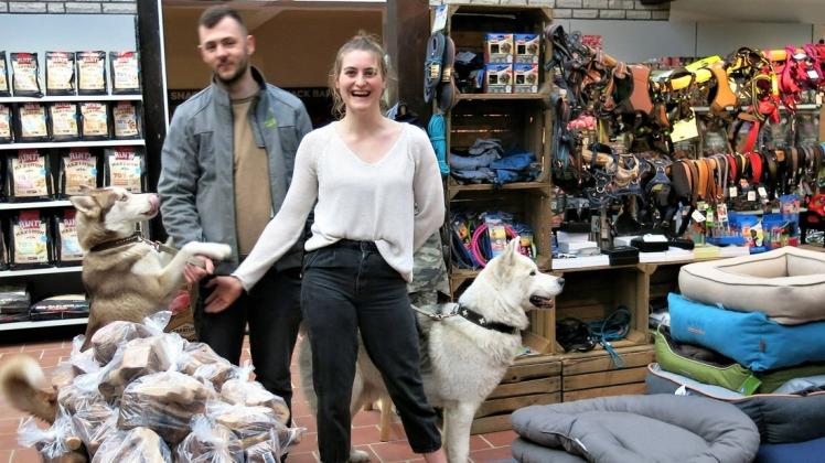 Geschafft: Sarah Schwarz und Fabian Röwer mit ihren Hunden im neuen Geschäft am Robert-Bosch-Ring.