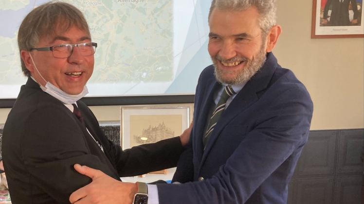 Der Handschlag zwischen Güstrows Stadtpräsidenten Andreas Ohm (links), und Jean-Francois Vigier, dem Bürgermeister von Bures-sur-Yvette.