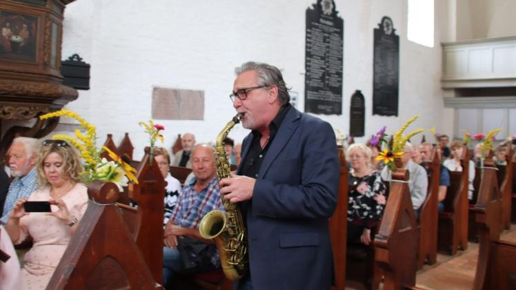 Der Rostocker Saxofonist Andreas Pasternak – hier beim Sommerfest im August 2019 in der Jesendorfer Kirche – tritt am 3. Oktober zum Tag der Deutschen Einheit im Wariner August-Cords-Park auf.