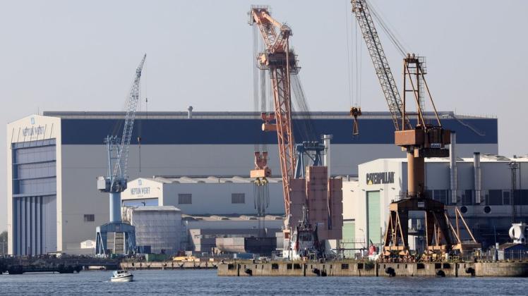 Das Werks des Motorenherstellers Caterpillar (r.) liegt im Warnemünder Hafen direkt neben der Neptun-Werft. Jetzt hat Caterpillar angekündigt, den Standort spätestens 2023 schließen zu wollen.