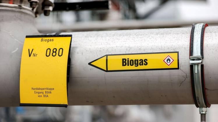 Ein Schild weist auf Biogas in einer Rohrleitung hin.