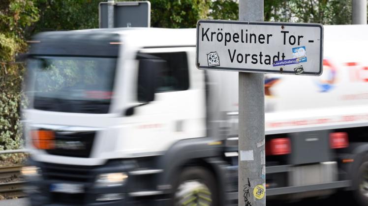 2022 soll mit der Sanierung der Fritz-Reuter-Straße zwischen Doberaner Straße und Borwinstraße begonnen werden.
