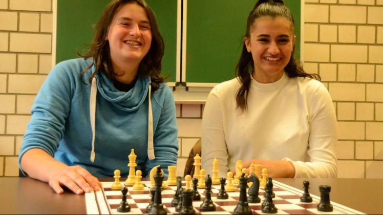 Ornella Falke (links) und Susanna Margaryan vom Elmshorner Schachclub sammelten wertvolle Erfahrungen bei den Deutschen Meisterschaften im Schnellschach.