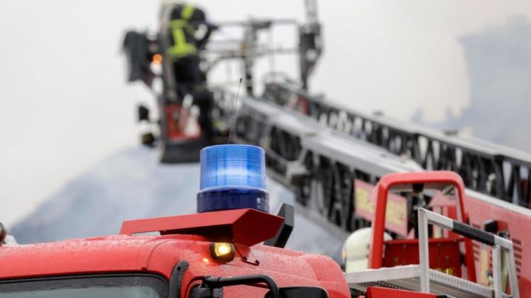 Die Ermittlungen zur Brandursache dauern an. Die Polizei hat den Brandort in der Bramscher Straße beschlagnahmt. (Symbolfoto)