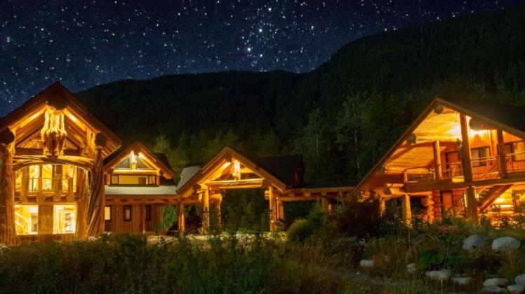 Wenn es Nacht wird über dem Skeena River: Das Little Wolf Resort liegt in British Columbia, der nächste Nachbar wohnt 30 Kilometer entfernt.