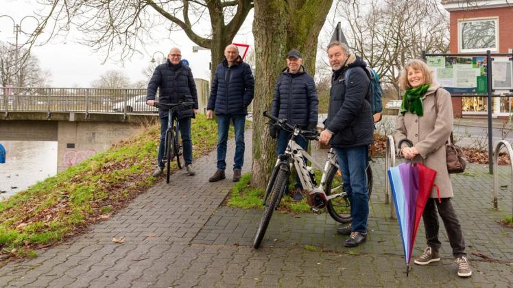 Eine Engstelle am Radweg wollen die Meppener Grünen beseitigt wissen. Rechts neben dem Baum sollen die Fahrradbügel und hinter dem Baum eine Bank umgestellt werden.