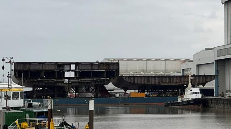 Die Bauteile für das Kreuzfahrtschiff lagerten am Wochenende zunächst vor der kleineren der beiden Schiffbauhallen der Meyer Werft.