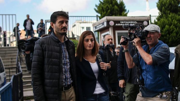 Die deutsche Journalistin und Übersetzerin Mesale Tolu (M), hier in Begleitung ihres Ehemannes Suat Corlu (l), ist nach jahrelangem Prozess in der Türkei freigesprochen worden.