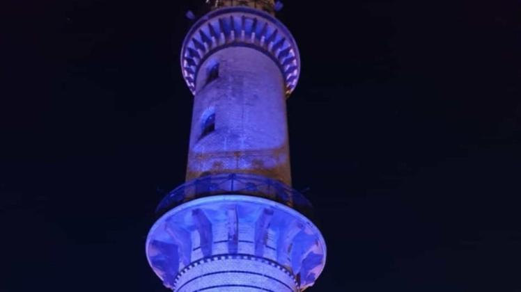 Der Leuchtturm in Warnemünde wird am Donnerstag zum Welttschifffahrtstag in blauer Farbe illuminiert.