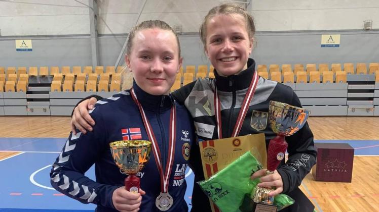 „Im Großen und Ganzen zufrieden“: Luisa Scheel, Gewinnerin des Freidenfelds Cup in Riga (rechts), mit ihrer Finalgegnerin Viktoria Øverby aus Norwegen